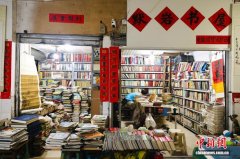 重庆：农贸市场藏书香 两代人守护“旧时光”
